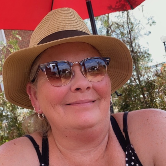 Meet your Posher, Deborah - Picture 2 of 2